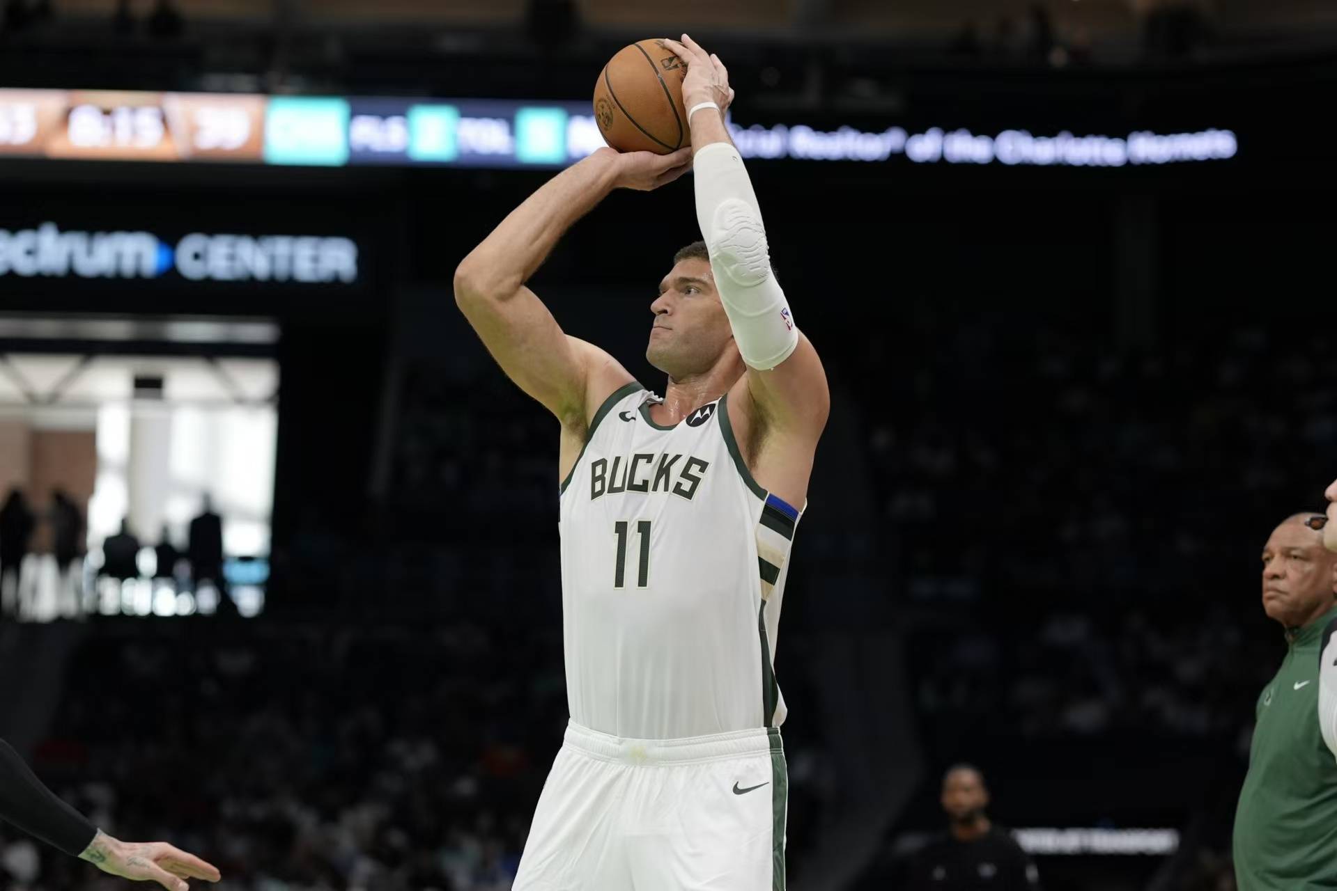 爱游戏下载-包含雄鹿后卫刷新生涯纪录，表现势如破竹的词条