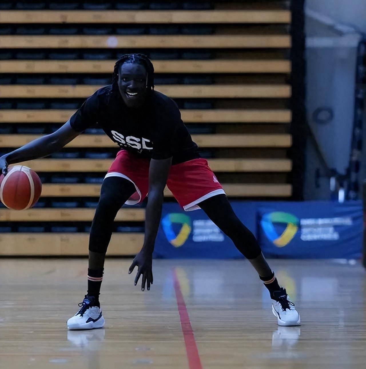 爱游戏官网-关于非洲篮球季前赛大胜球队士气高昂的信息