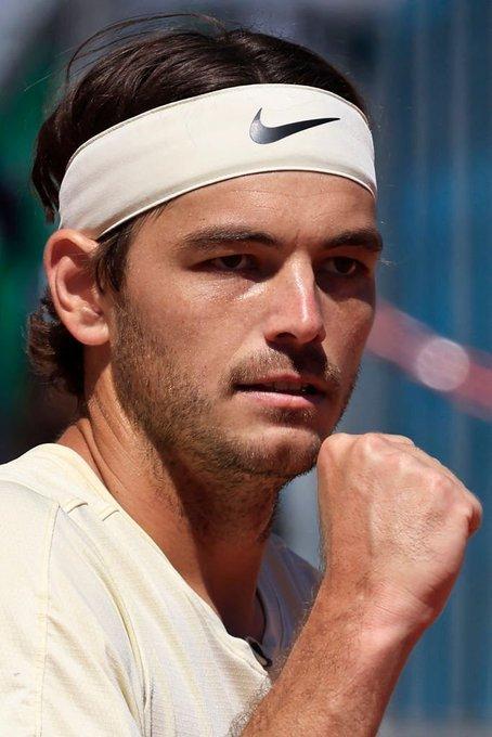 爱游戏官方-里昂队斩获胜利，球员表现抢眼