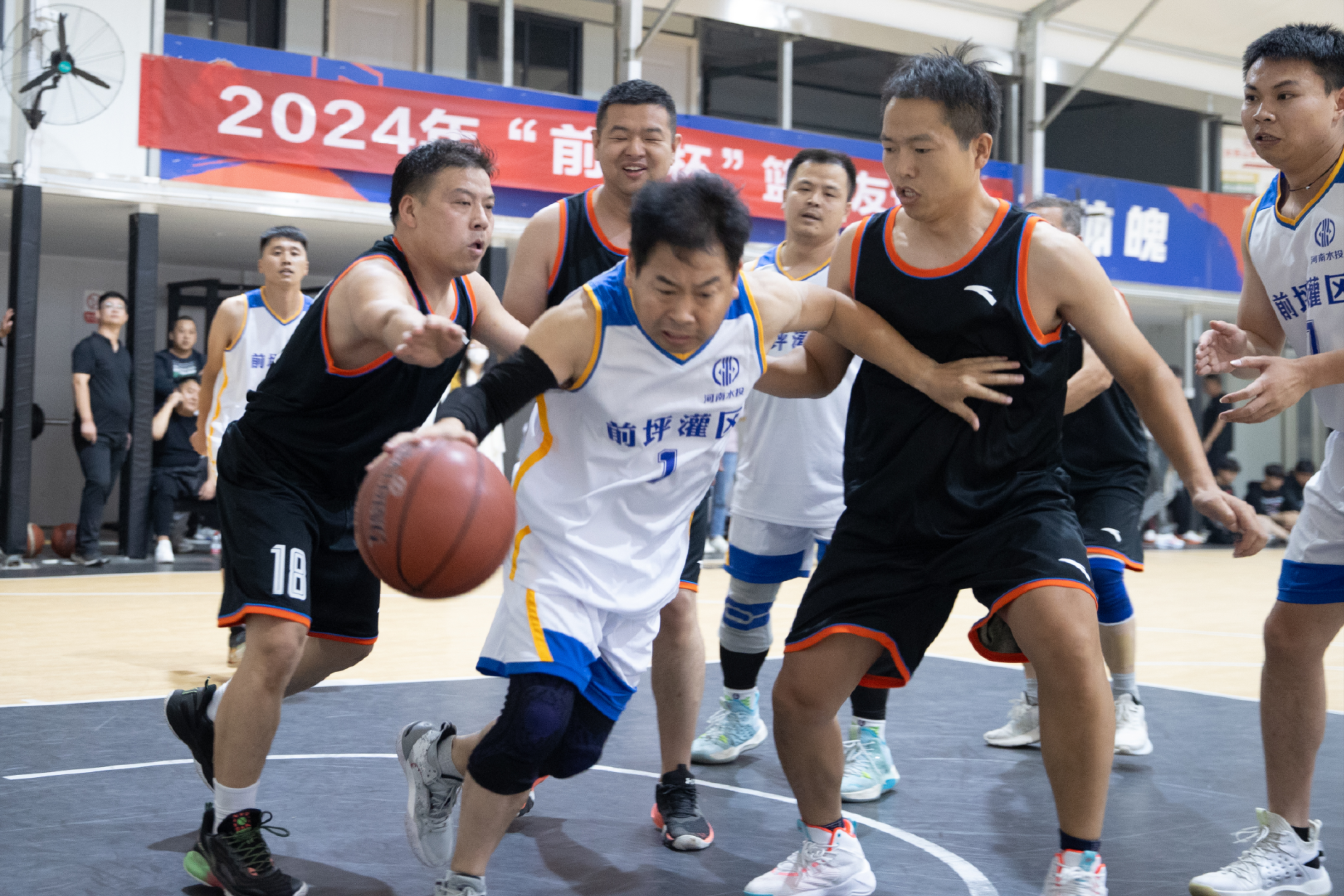 球赛紧张刺激，精彩瞬间触目惊心的简单介绍