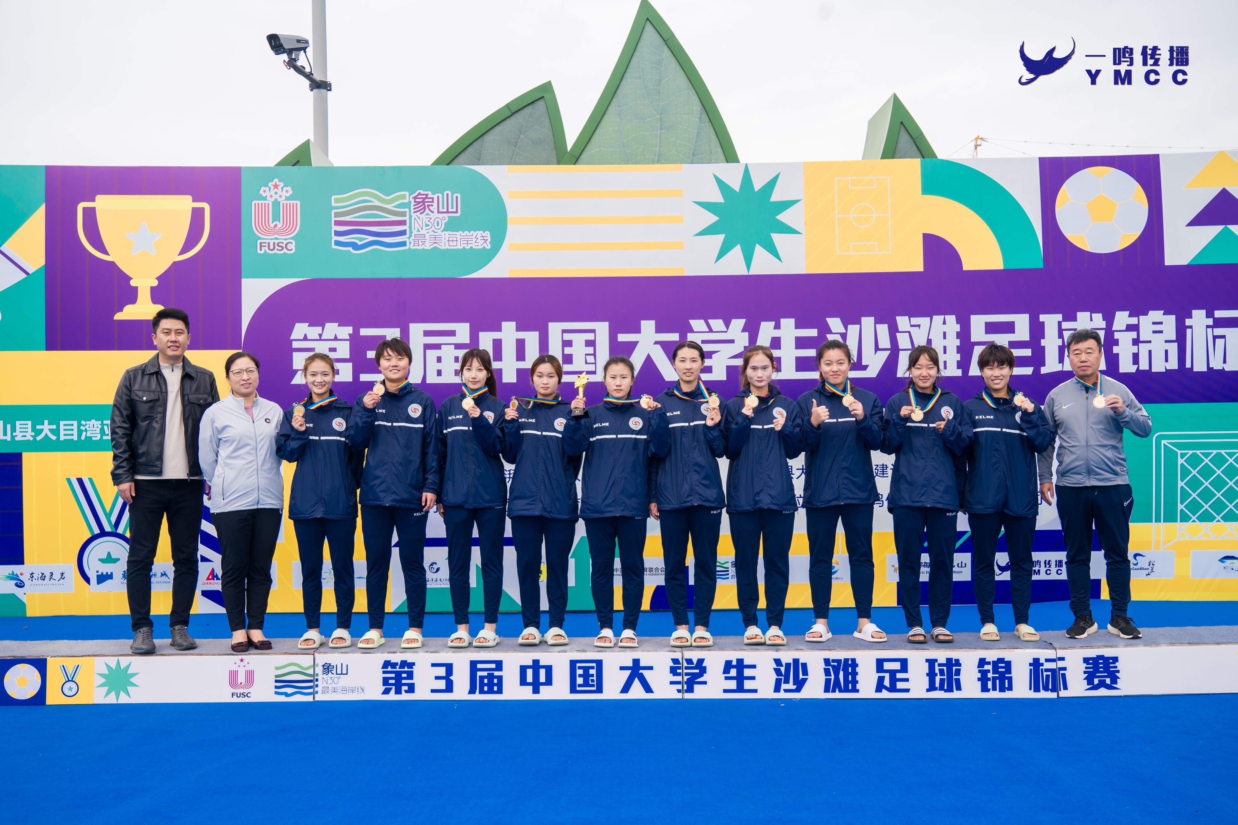 爱游戏入口-冠军球队在国际赛事中展现强大实力