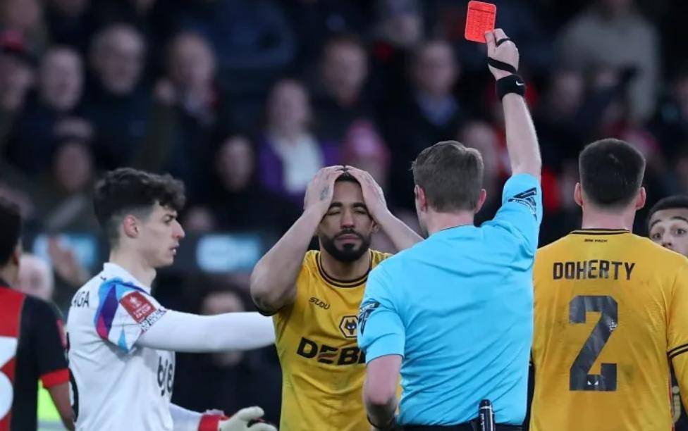 一支球队在比赛中失利引发球迷不满