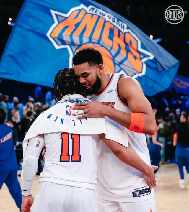 爱游戏在线-尼克斯球员独揽三双成为关键人物