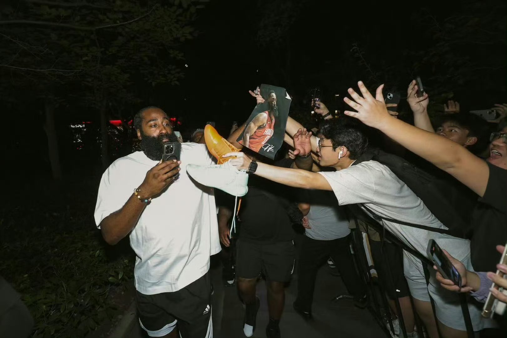 篮球明星与粉丝互动，打造更紧密联系的简单介绍