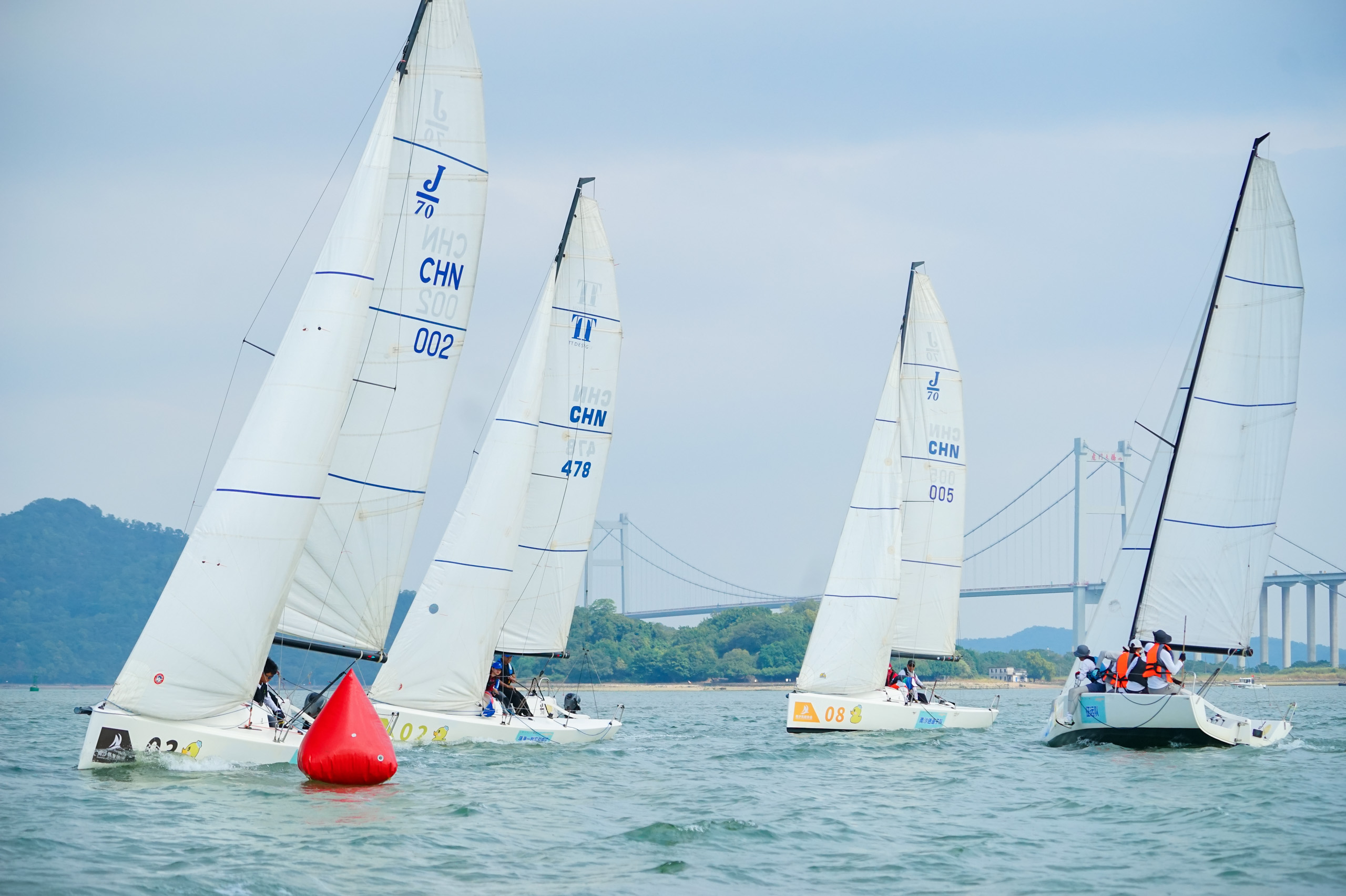 爱游戏官方入口-帆船比赛中选手展示风采，艰苦训练成果