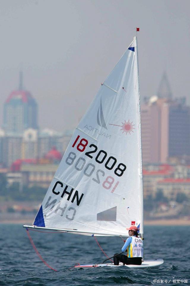 帆船比赛中选手展示风采,艰苦训练成果 帆船比赛中选手展示风采,艰苦训练成果