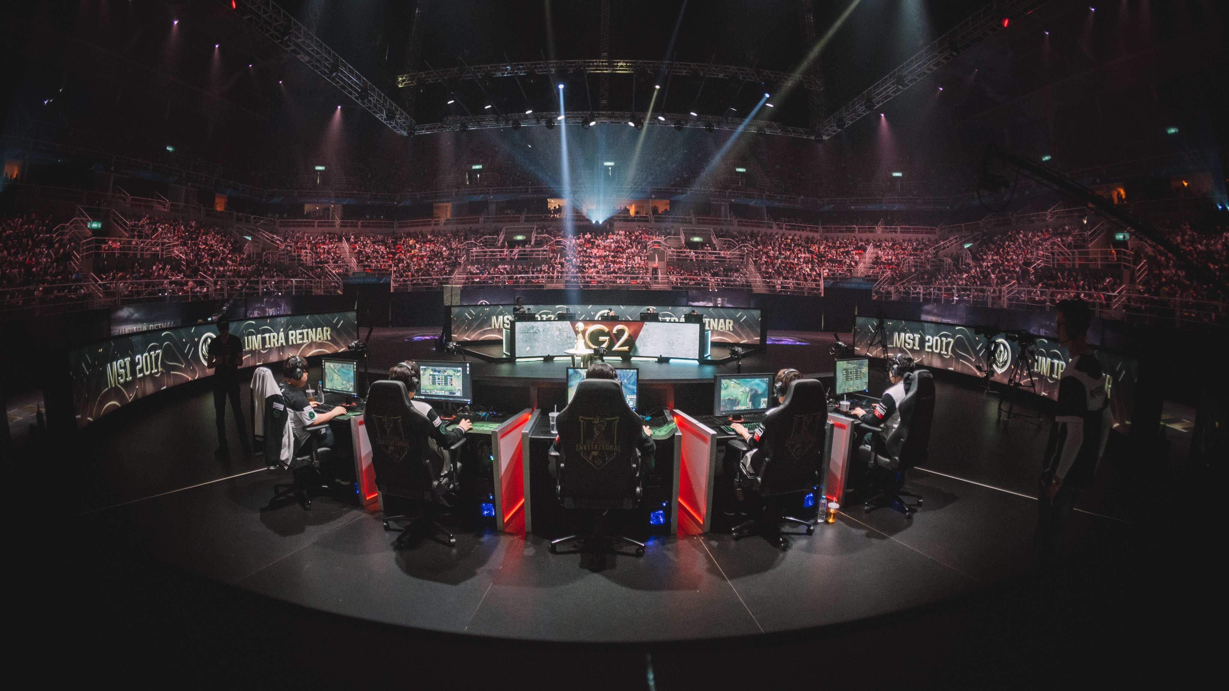 爱游戏入口-世界顶级俱乐部在热身赛中进行对抗