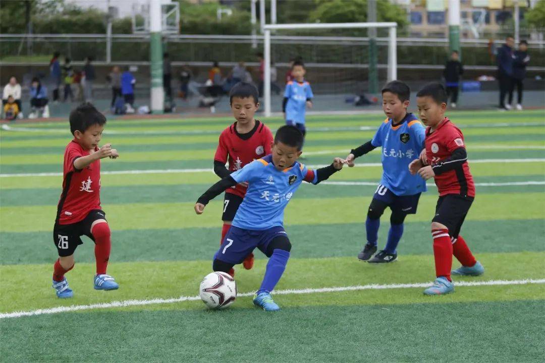 足球比赛精彩连连,场面激烈抢眼 足球比赛精彩连连,场面激烈抢眼