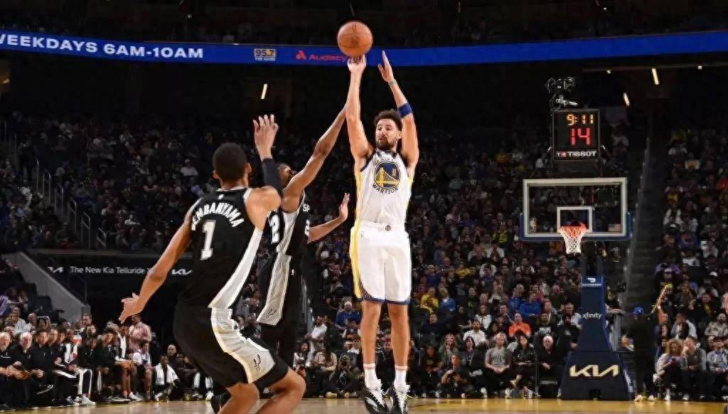 精湛技术展现,球员表现令人惊艳 精湛技术展现,球员表现令人惊艳