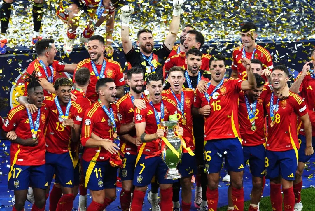 爱游戏官网-西班牙球队捧起欧洲冠军联赛奖杯