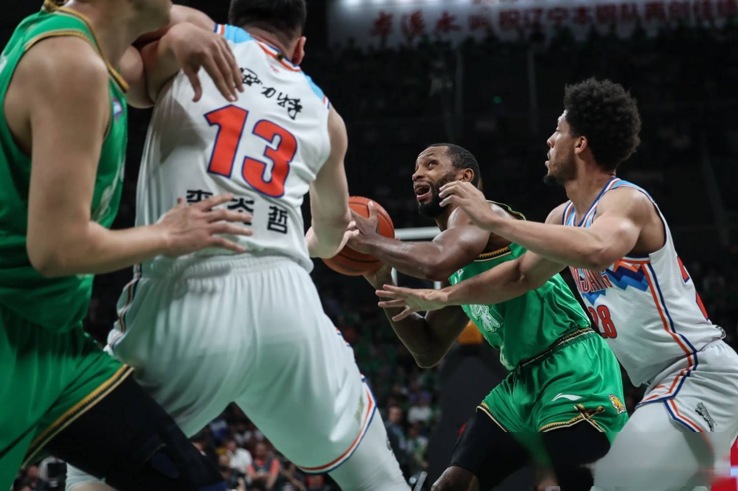 爱游戏娱乐-外援秀全能！球队依靠外援发挥，战胜对手的简单介绍