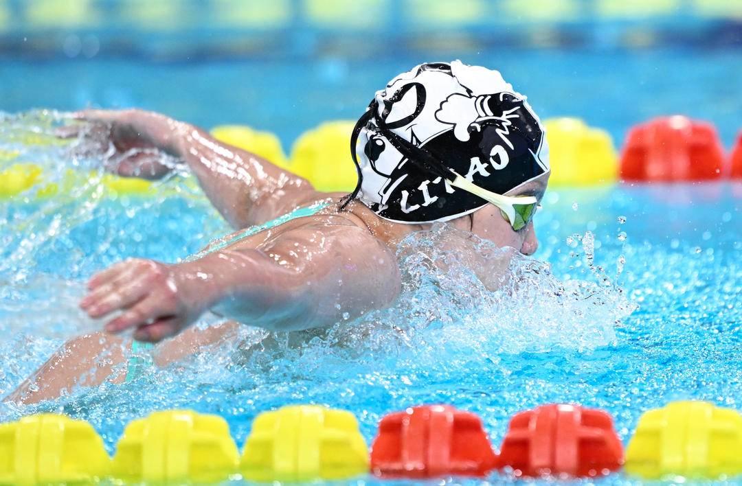 游泳男子百米蝶泳决赛，美国选手摘金夺冠