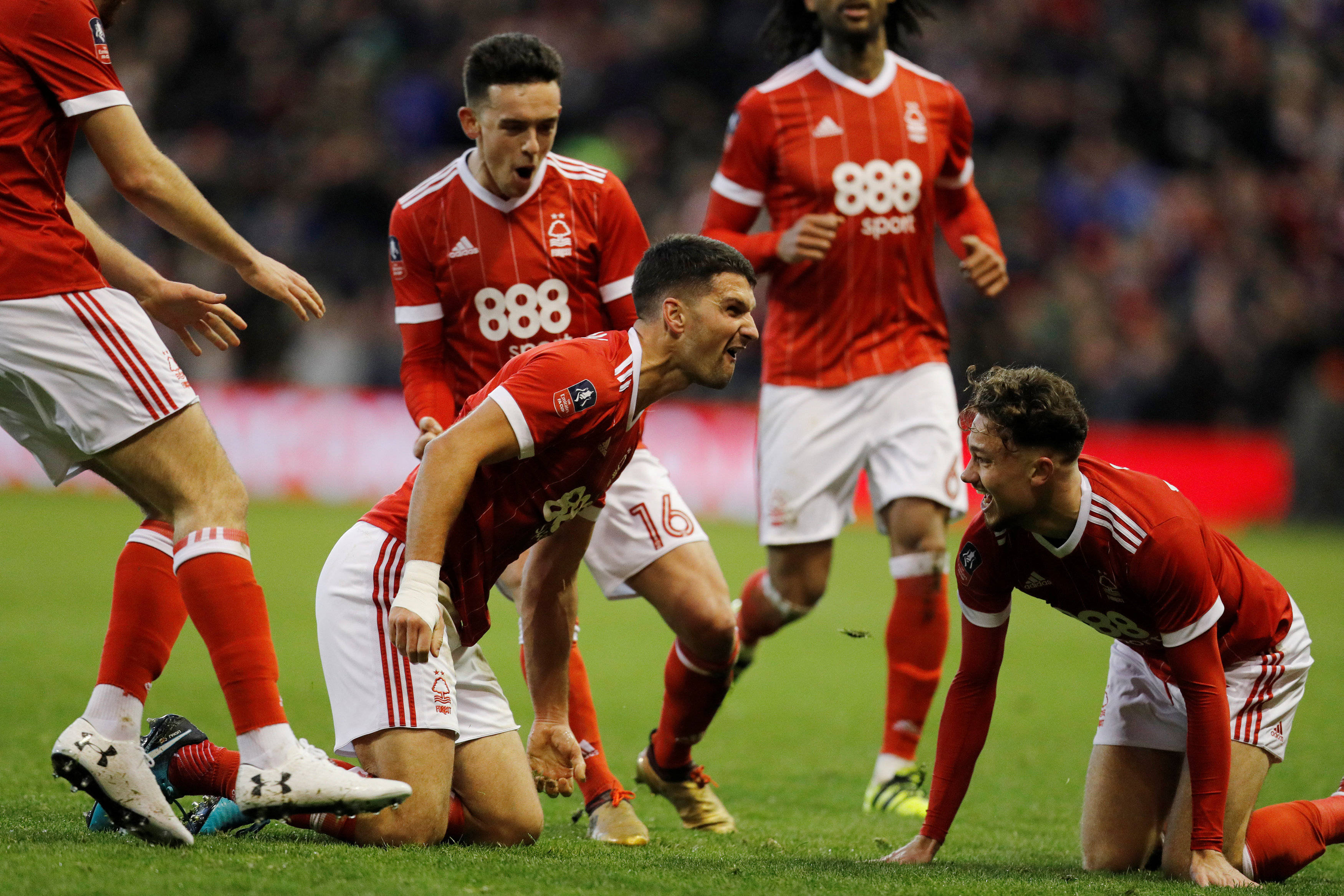 爱游戏官方-包含斯托克城队的斗志昂扬，预示着英超联赛的激烈角逐的词条