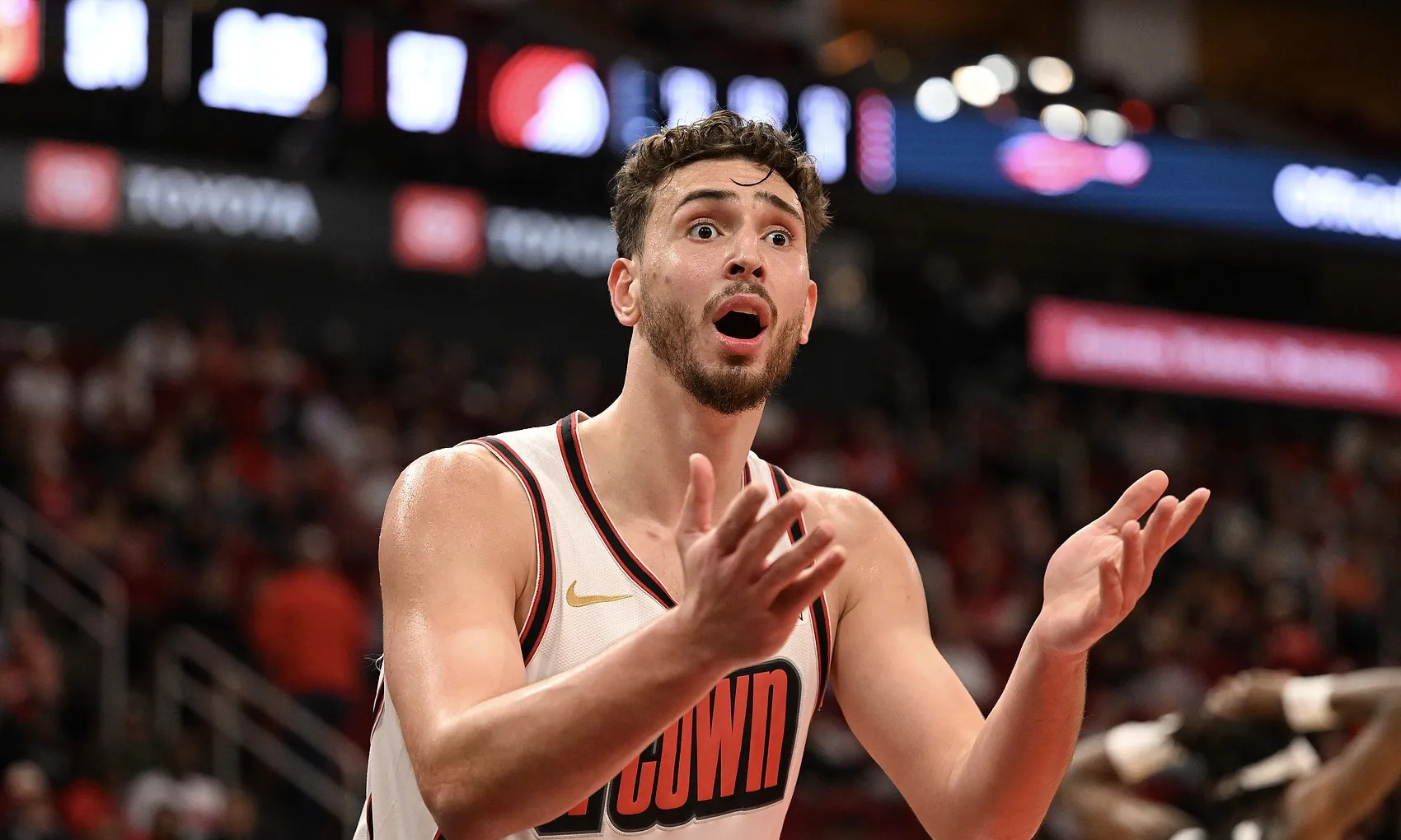 爱游戏体育-火箭主场不敌国王，遭遇连败