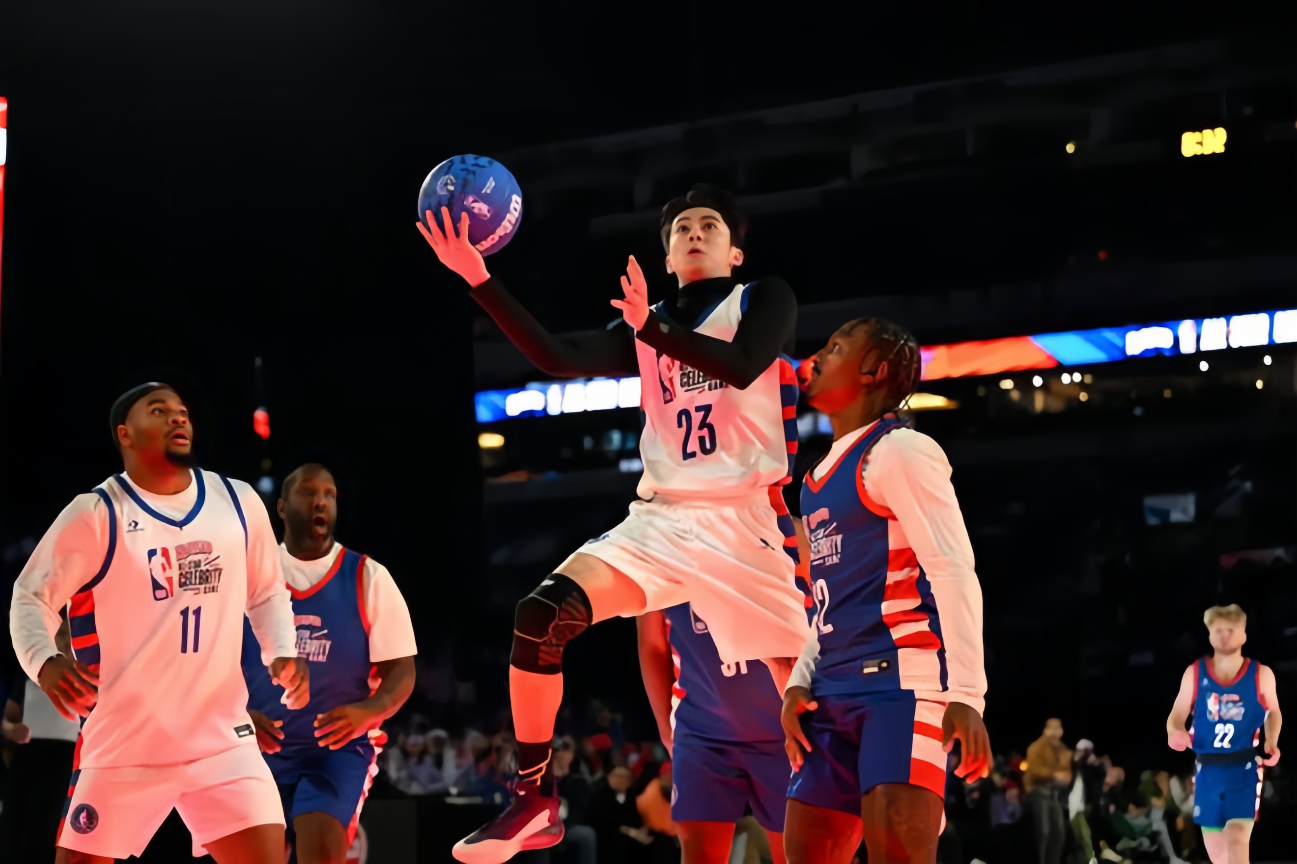 篮球赛场上球员展现出色球技