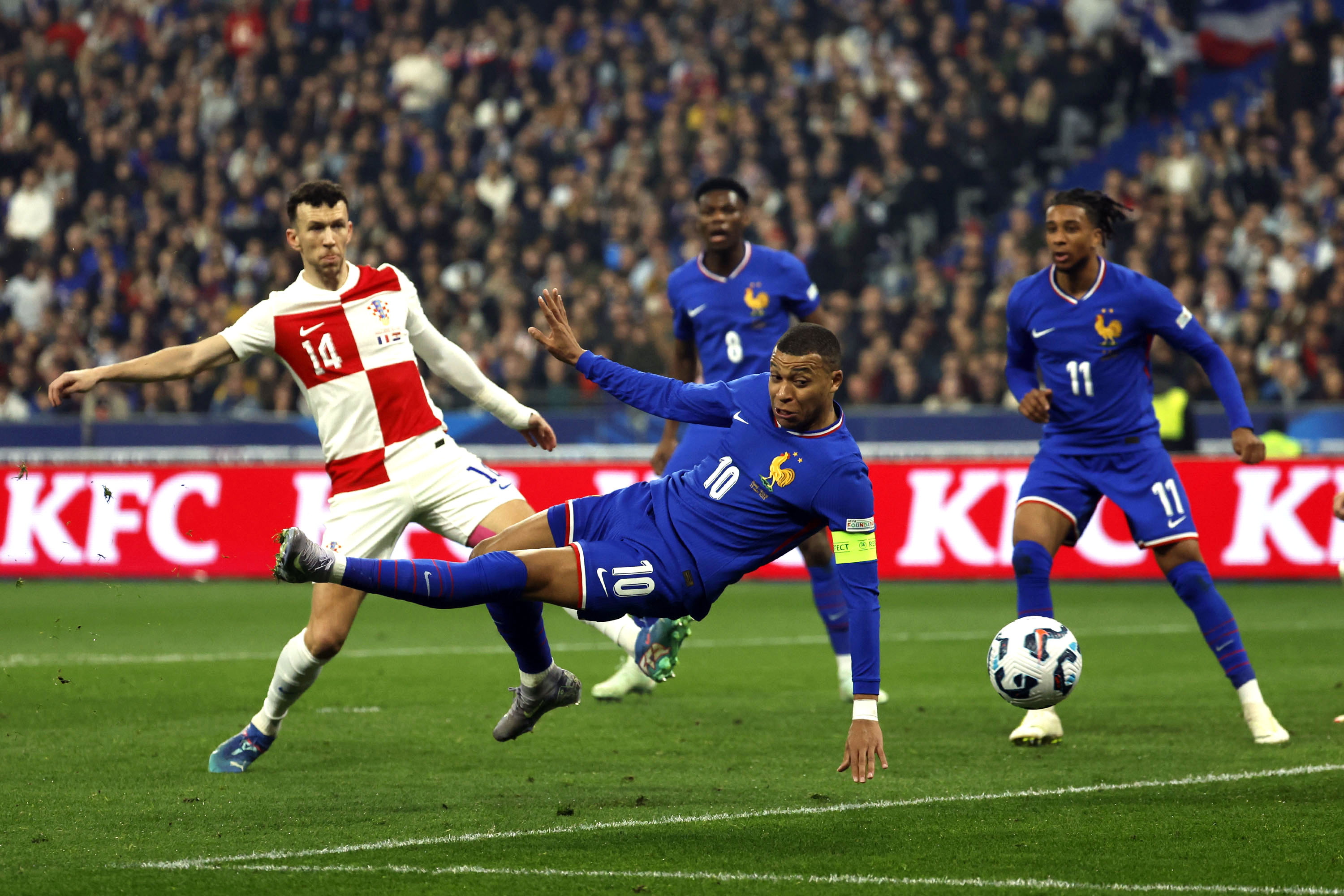 爱游戏下载-欧国联比赛上演绝杀大战，球迷热血沸腾