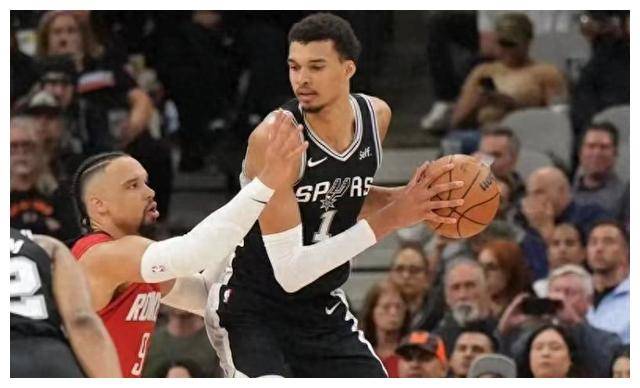 爱游戏APP-开拓者对阵人利拉德对西蒙斯的碰撞