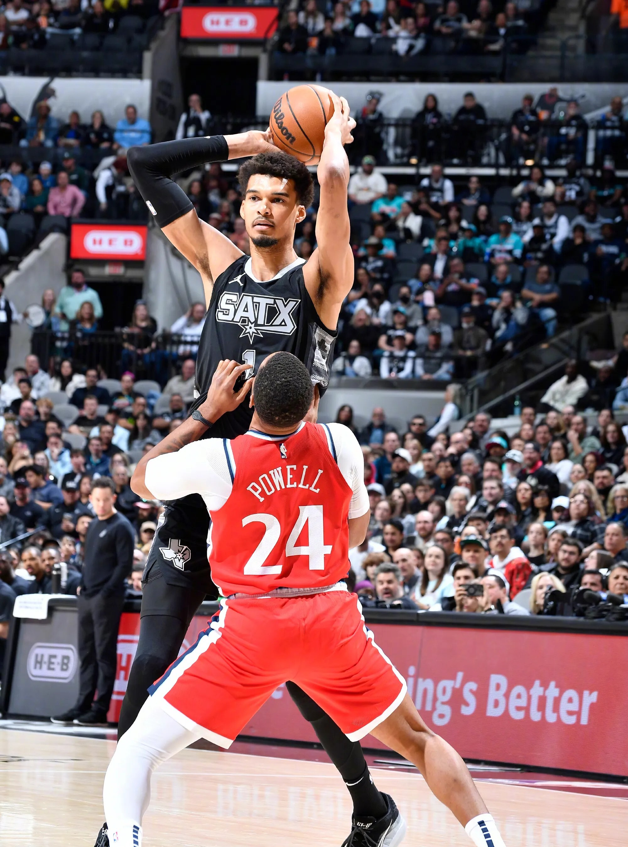 爱游戏官网-快船遭遇马刺逆转失去领先