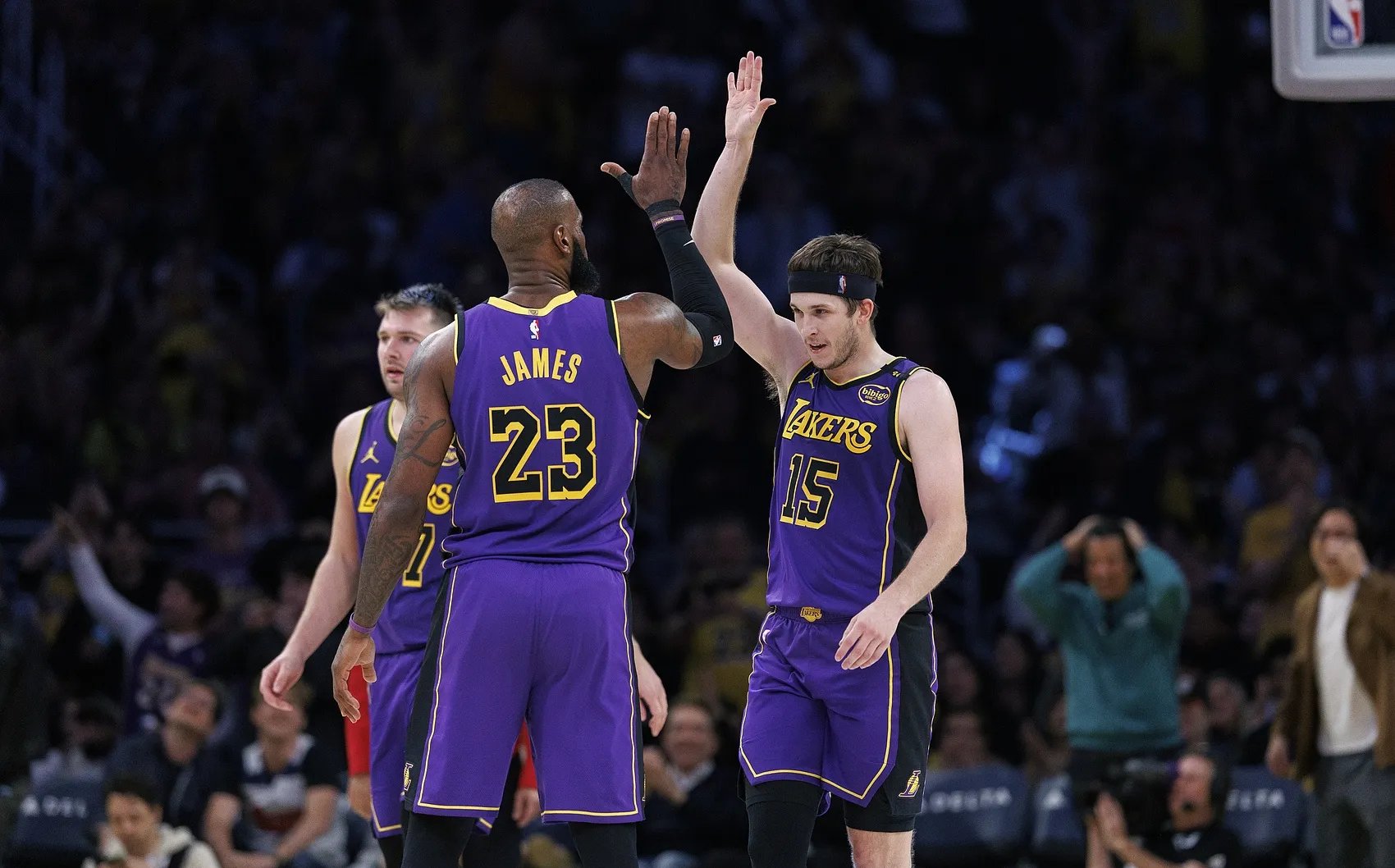 爱游戏APP-湖人大胜太阳，豪取五连胜