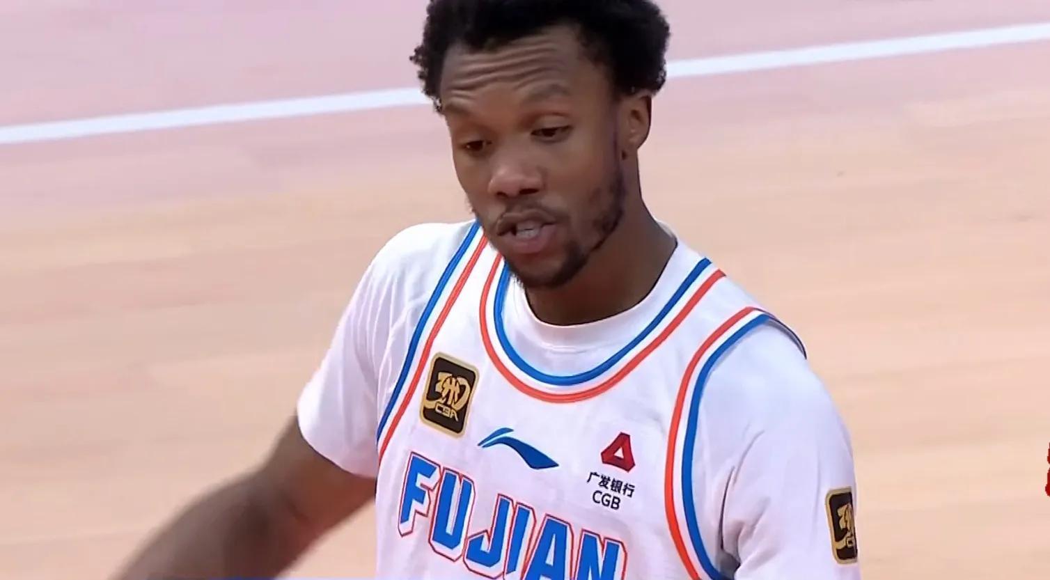 爱游戏官网-上海队碾压青岛队，米切尔状态火热